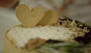 Warstwowe ciasto z miodem i orzechami. Smakuje bajecznie