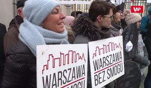 Warszawiacy mają dość. Przyszli manifestować przed Urząd Miasta