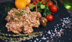 Klasyczny boeuf strogonow. Pożywny, aromatyczny i smaczny