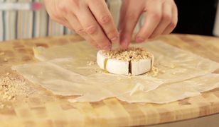 Zapiekany ser brie z orzechami. Wykwintna przystawka w kilka chwil
