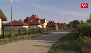 Latarnie oświetlają pole i las. To mogło wydarzyć się tylko w Polsce