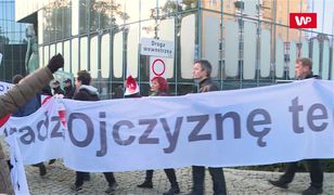 Protestujący otoczyli Sąd Najwyższy. Mieli ze sobą tarcze z napisem „konstytucja”
