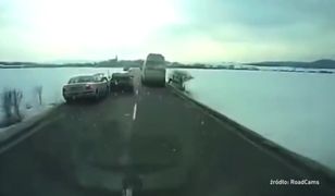 Kierowca passata wyprzedza na trzeciego i wpada do rowu