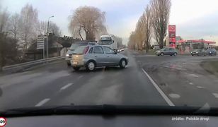 Osobówka kontra tramwaj. Szynowy pojazd miażdży bok od strony kierowcy