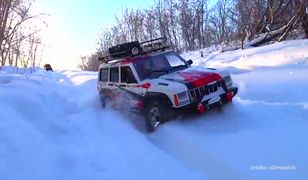 Kolizja z karetką pogotowia, przejażdżka klasyczną wyścigówką i miniaturowe terenówki w śniegu