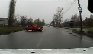 Rosyjski pojazd terenowy, zabytkowe Toyoty i kolizja spowodowana otwarciem się maski w czasie jazdy