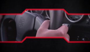 Karetka utknęła na przejeździe kolejowym. Kierowca zamiast uciekać, próbował schować się w kąt