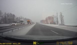 Kierowca zaskoczony zmianą nawierzchni ląduje w rowie