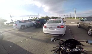 Motocyklista oszukał przeznaczenie. Pół metra dalej i mogło się skończyć tragicznie