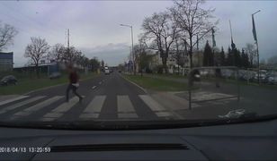Zignorował samochód zatrzymujący się przed przejściem. Potrącił kobietę