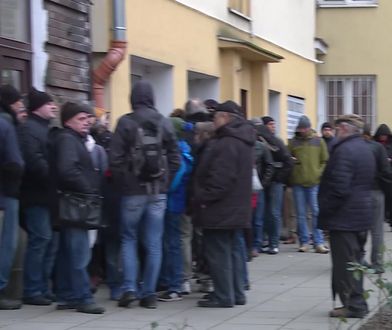 Olbrzymia kolejka po pączki. Ludzie stoją tu od trzeciej w nocy