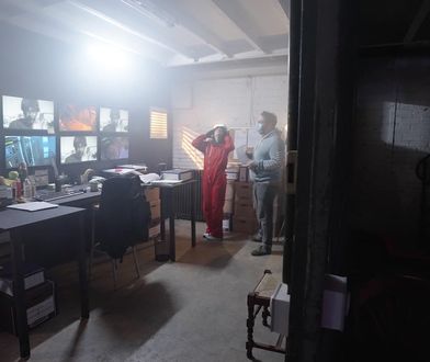 "Dom z papieru": sześć osób z Polski walczy o sztabkę prawdziwego złota