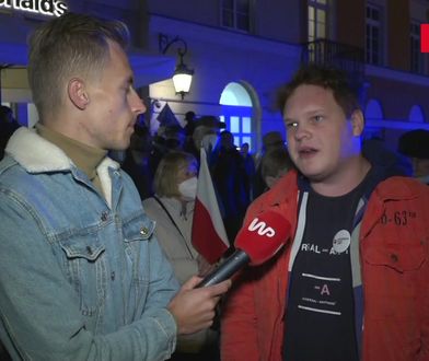 Siostrzeniec Morawieckiego na manifestacji Donalda Tuska. "Powinniśmy walczyć o normalność"