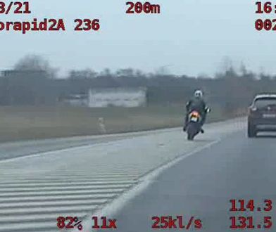 Pościg jak z filmów akcji. Motocyklista jadąc ponad 200 km/h uciekł przed policją