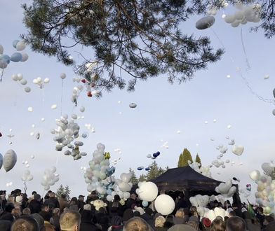 Poruszający moment na pogrzebie. Setki balonów wypuszczone w niebo