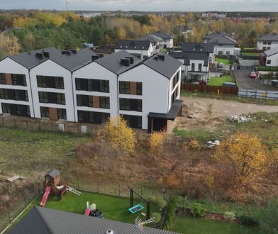Według dewelopera to dom dla dwóch rodzin. Mieszkańcy w to nie wierzą