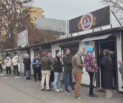 Kolejka do kebaba w Warszawie. Czekali 30 minut. Oto "efekt Książula"