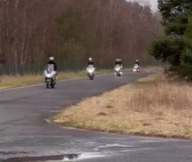 Zobacz, jak policjanci trenują na motocyklach