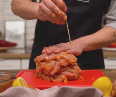 Wbijam kawałki drobiu na patyki i polewam tą marynatą. Słodko-ostre smaki to niebo w gębie