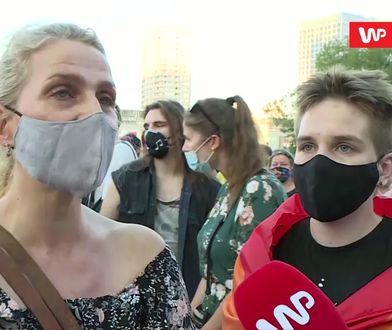 Tęczowe flagi w Warszawie. "Boję się, że moja córka będzie musiała wyjechać"