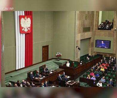Kancelaria Sejmu usunęła zdjęcie Andrzeja Dudy na tle posłów Lewicy. Pojawili się w tęczowych maseczkach