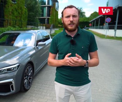 BMW serii 7 na parkingu i autostradzie