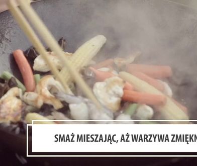 Kurczak z krewetkami i makaronem udon