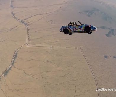 Skok samochodem z samolotu. Grupa akrobacyjna nagrała niebezpieczny numer