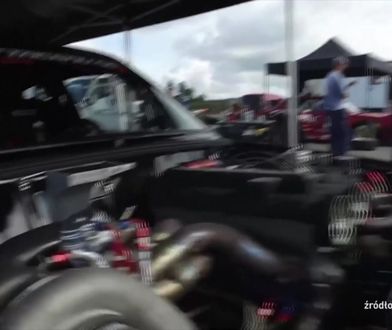 Niezwykle zmodyfikowana ciężarówka, przelot przez środek ronda i małe Volvo z podzespołami z bolidu F1