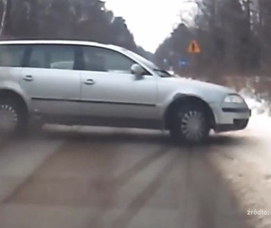 Pędził ulicami miasta i uderzył w bok tramwaju. Kolos prawie nie drgnął, a auto rozpadło się w mak