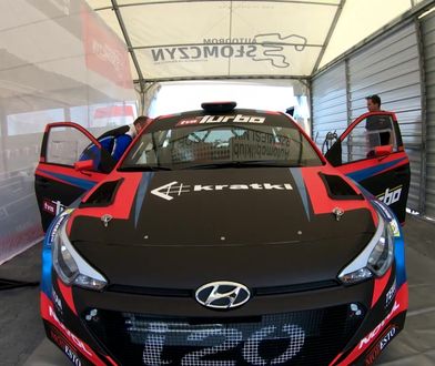 Najostrzejszy Hyundai na torze wyścigowym. Strzela płomieniami i wchodzi bokiem w zakręty