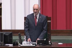 Antoni Macierewicz mówi w Sejmie o szacunku do Konstytucji. Opozycja wybucha śmiechem i skanduje "Konstytucja"