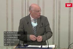 Marek Borowski przeprowadza eksperyment. Z nożem i stoperem