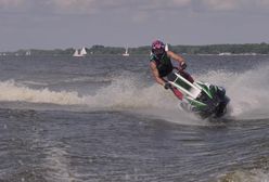 Stojące skutery wodne - nowa moda na polskich jeziorach. Jak ścigacz na wodę