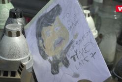 Fani tłumnie odwiedzają grób Krawczyka. "Wielu ludzi go kochało"