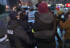 Strajk Kobiet w Warszawie. Uczestniczka protestu wyniesiona z tłumu przez policję