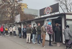 Kolejka do kebaba w Warszawie. Czekali 30 minut. Oto "efekt Książula"