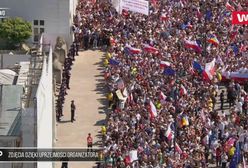 Nagle zatrzymali się przed Pałacem Prezydenckim i zaczęli krzyczeć