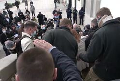 Strajk Kobiet w Warszawie. "Strażnicy" z ONR popchnęli kobietę. Interweniowało pogotowie