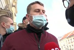 Strajk Kobiet w Warszawie. "Straż kościoła" blokuje media. "Niech pan leci na skargę"