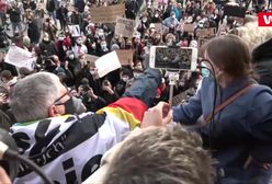 Strajk Kobiet w Warszawie. Obezwładniono starszą kobietę. Policja nie reagowała