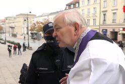 Protest przed Bazyliką św. Krzyża w Warszawie. Incydent z księdzem