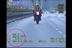 Motocyklista przekroczył prędkość o 71 km/h i uciekał przed policją. Pościg zakończył się wypadkiem