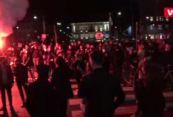 Strajk kobiet. Protesty na Placu Trzech Krzyży. Są race i petardy