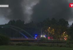 Konstancin-Jeziorna. Pożar hali magazynowej. Gęsty i czarny dym w oku kamery WP