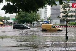 Burza w Warszawie. Gwałtowna ulewa, zalane ulice i place stolicy. "Mamy Armagedon"