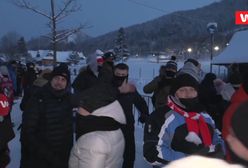 Tłumy w Zakopanem. W niedzielę jeszcze więcej ludzi. "Ciśniemy się jak kurczaki"