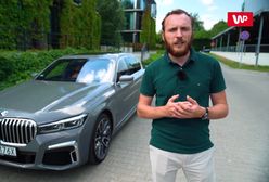 BMW serii 7 na parkingu i autostradzie