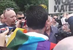 Solidarni z Białymstokiem. Robert Biedroń przemawia na wiecu, w tłumie spięcie