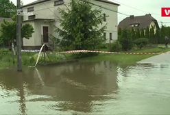 Mieszkańcy zalanych terenów z niepokojem wyczekują jutra. "Na razie jest spokojnie"
